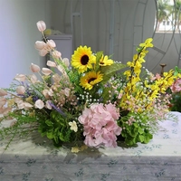 Kunstmatige multicolor handgemaakte bloemstukken voor bruiloft, feest of tafeldecoratie