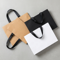 Ensemble de sacs en papier cartonnés écologiques en gros avec poignées en ruban, marron, noir et blanc, pour cadeaux