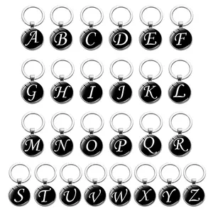 Desain sederhana gantungan kunci huruf Inggris 26 hitam A-Z alfabet dicetak bulat kaca permata gantungan kunci aksesoris perhiasan