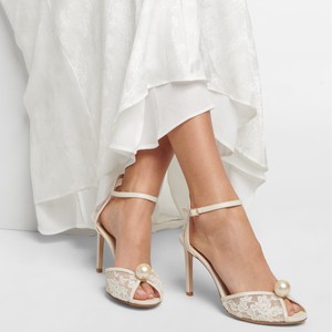 2025 elegante Designer di lusso da donna sandali a spillo alla caviglia con accenti di perle banchetto nuziale alto sottile per <span class=keywords><strong>scarpe</strong></span> da sposa estive - Product Image 1