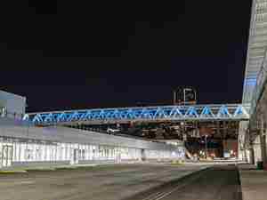 สะพานลอยโครงสร้างเหล็กสำหรับคนเดินเท้า โครงโลหะเหนือศูนย์เมือง - Product Image 2