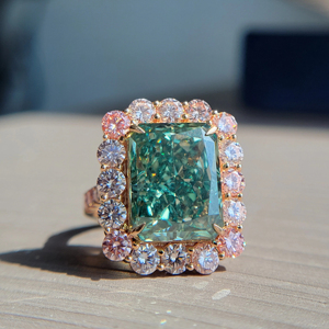 Bague en or jaune 14 carats avec diamant vert radiant de laboratoire et halo de diamants ronds roses, plaqué rhodium, bijoux de luxe - Product Image 1