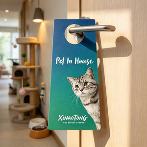 Colgador de puerta personalizado para mascotas con foto de perro o gato para habitaciones de hotel, resort o alojamiento, publicidad promocional al por mayor. - Product Image 1