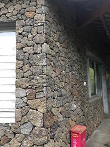 Revêtement de mur en pierre aléatoire de placage de pierre de roche de lave volcanique de Lavastone gris noir naturel motif fou - Product Image 4