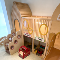 Équipement de jeu intérieur en bois neutre pour enfants, maisonnette interactive sensorielle avec toboggan et fenêtre pour jeux de rôle, idéale pour les cafés ludiques, centres commerciaux et écoles