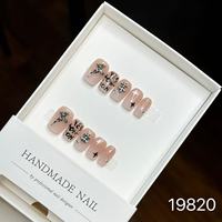 Venta al por mayor de fábrica: 10 uñas postizas cuadradas cortas hechas a mano, de lujo ligero, reutilizables, con logo personalizado.