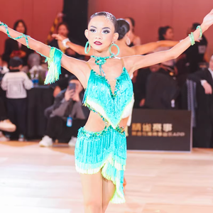 Robe de danse sur mesure en mousseline de soie et élasthanne/coton, style Jazz Latin, élégante, ornée de pompons et de fleurs cloutées, pour compétition, effet saisissant - Product Image 1