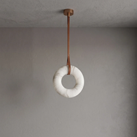 Lustre design moderne avec anneau en tube d'albâtre espagnol et LED, en laiton antique, avec sangle en cuir, modèle Villa Oslo Alabaster