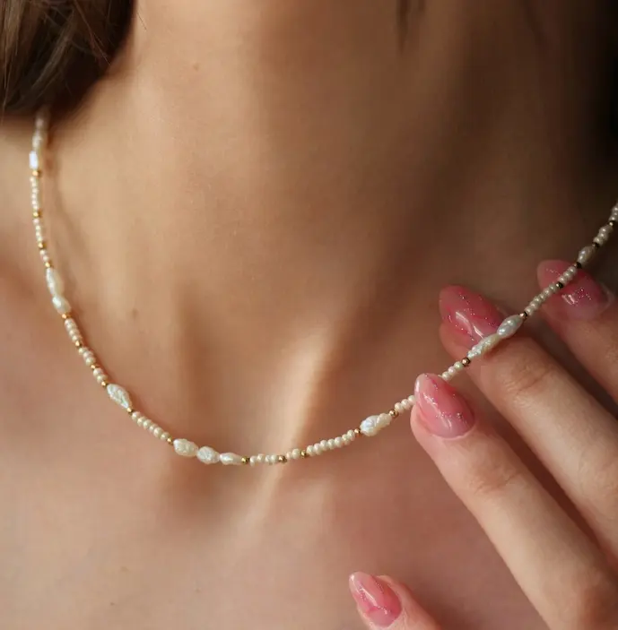 Zooying piccola collana girocollo con perle d'acqua dolce e perline beige con perline placcate in oro 18 carati e chiusura