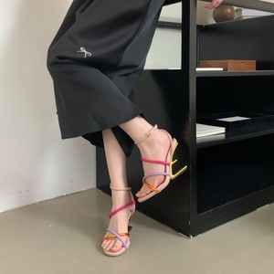 2025 nuova stella stile europeo americano sandali con <span class=keywords><strong>tacco</strong></span> da <span class=keywords><strong>donna</strong></span> speciale a forma <span class=keywords><strong>di</strong></span> cintura incrociata colore a temperamento alto abbinato al <span class=keywords><strong>tacco</strong></span> alto - Product Image 3