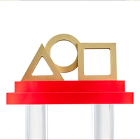 Trofeo de Acrílico Personalizado con Base Roja de Tres Niveles y Logotipos Geométricos Dorados para Regalos Corporativos