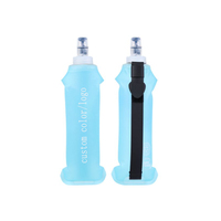 Bouteille d'eau pliable en TPU avec logo personnalisé, couleurs noir, bleu, blanc : légère et portable pour toutes les aventures