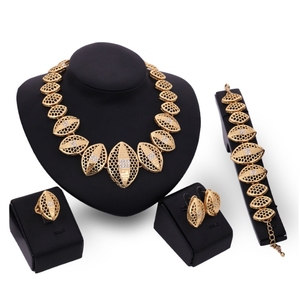 Juego de joyería de imitación en forma de hoja chapado en oro de 18K de moda de Dubái - Product Image 1