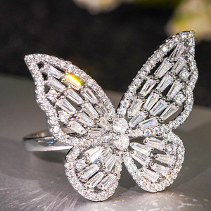 Anello a farfalla da donna con accenti scintillanti, elegante gioiello da dito alla moda - Product Image 1