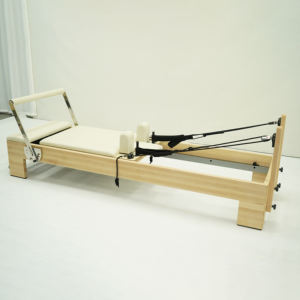 Lit de Pilates Reformer en bois d'érable pour studio, usage domestique ou commercial, logo et couleur personnalisables - Product Image 1
