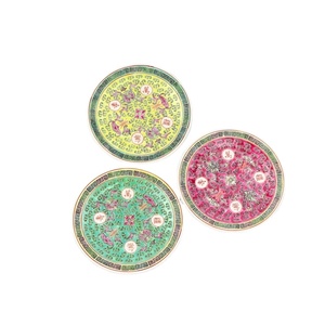 Assiette en porcelaine Famille Rose de style dynastie Qing, reproduction RZPV04-A/B/C - Product Image 1