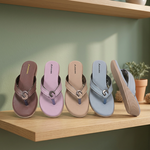Sandalias de mujer tipo chanclas con punta cerrada, suela de cuña, adorno metálico, informales, para verano, para el hogar. - Product Image 1