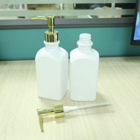 Bouteilles à pompe en plastique PET carrées blanches de luxe avec pompe dorée |   Contenants cosmétiques vides rechargeables de 500 ml pour shampoing et lotion