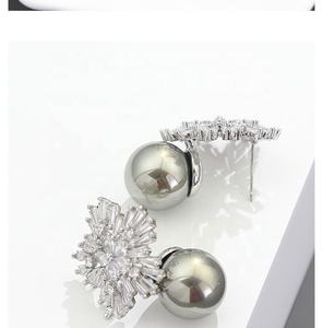 Boucles d'oreilles à clous de luxe de style européen et américain, en argent tibétain plaqué or, géométriques, incrustées de zircon et de perles, polyvalentes et élégantes - Product Image 6