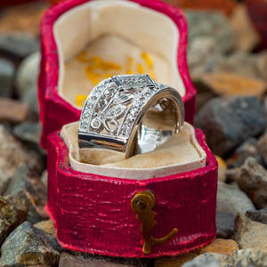 Anello di fidanzamento da donna in platino con diamanti, taglio Princess, colore D naturale, con diamanti laterali Q952 - Product Image 2