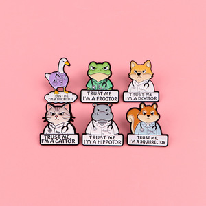 Spilla smaltata personalizzata con stetoscopio medico da infermiera, divertente, con scritta 'Trust Me I Am a Doctor', all'ingrosso, disponibile in stock - Product Image 1