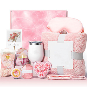 Panier-cadeau spa rose avec gobelet à œufs, brosse de nettoyage, boule de bain à la rose, savon en forme de cœur, bougie parfumée, foulard à franges et accessoires pour femmes - Product Image 6