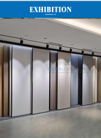 Présentoir robuste en bois pour portes avec système de tirage horizontal pour exposition de portes intérieures en showroom