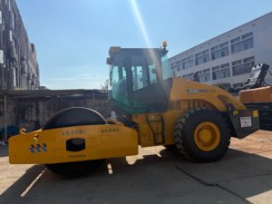 Puissant Compacteur Vibratoire Monocylindre d'Occasion XS203J 20 Tonnes pour Travaux de Terrassement - Product Image 1