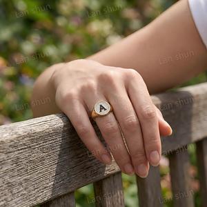 Anello Personalizzato in Ottone con Iniziale dalla A alla Z, Zirconi Placcati Oro, Anello Sigillo Personalizzato Impermeabile Ipoallergenico, Regalo per Donne - Product Image 3