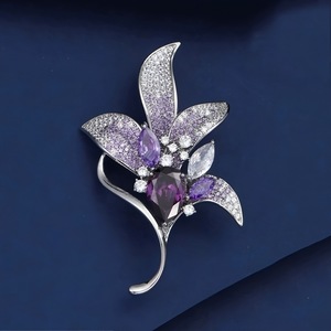 Broche Elegante Flor de Lírio com Cristais e Strass, Alfinete de Lapela Floral com Folhas, Joia para Vestido, Casamento, Corsage, Banquete e Baile de Formatura - Product Image 1