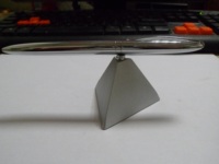 Stylo de bureau élégant en métal avec logo personnalisé et base triangulaire stylo de table multifonction pour cadeau promotionnel bureau scolaire