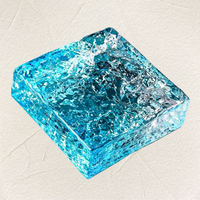 Ensemble multicolore vert bleu orange rouge, blocs de verre cristallin modernes et solides pour mur-rideau, cuisine et salon