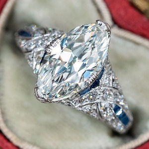 Anello in Platino con Diamante Taglio a Pera e Zaffiri Blu Laterali, Colore D Naturale, Gioiello di Fidanzamento da Donna Q008 - Product Image 1