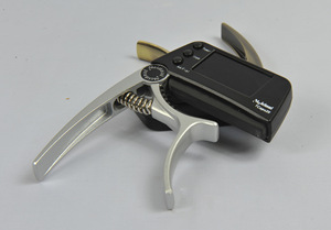 Afinador Digital Profesional y Capo de Guitarra Tipo Araña para Guitarras Acústicas, Eléctricas, Bajos y Ukeleles - Product Image 3