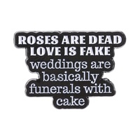 Broche en émail 'Les roses sont mortes, l'amour est faux' et 'Les mariages sont en gros des funérailles avec gâteau', bijou anti-romantique, cadeau pour ami