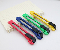 Couteau utilitaire en plastique durable en stock, lame en acier au carbone de 18 mm, rétractable, OEM, pour l'école, le bureau, les étudiants, le bricolage, la papeterie