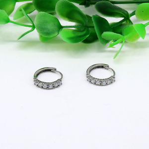 Boucles d'oreilles créoles yunnique avec diamants sertis en canal, en acier titane, cadeau, bijoux pour femme - Product Image 4