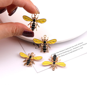 Colgante de aleación con forma de abeja, accesorios de joyería DIY, detalles chapados en amarillo y negro para adorno de llavero - Product Image 3