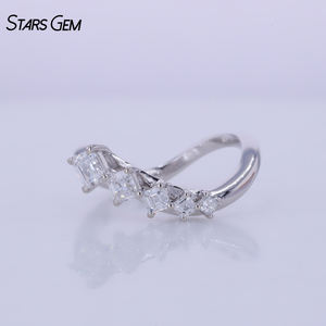 Anillo Clásico de Cinco Piedras de Oro Blanco Sólido de 10K con Diamante Cultivado en Laboratorio de Corte Asscher de 0.58ct, DEF VS, Talla Graduada, Unisex, de Starsgem - Product Image 1