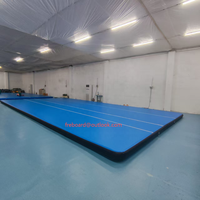 Piste d'air en PVC personnalisé étanche à l'air gonflable aire de jeux intérieure pour salle de sport football et entraînement sportif avec fonction d'escalade