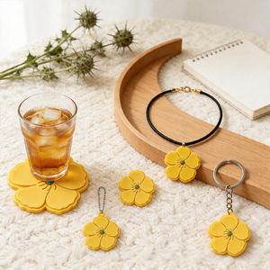 ชุดอุปกรณ์ซิลิโคน PVC ลายดอกไม้ประจำชาติ UAE สีเหลืองทะเลทราย ประกอบด้วยที่รองแก้ว สร้อยคอ สร้อยข้อมือ ของตกแต่งบ้านและอุปกรณ์เดินทางธีม UAE แบบ OEM/ODM - Product Image 2