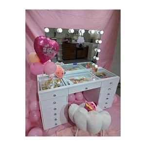 Table <span class=keywords><strong>de</strong></span> toilette moderne blanche pour chambre à coucher avec miroir LED amovible et réglable et tiroirs <span class=keywords><strong>de</strong></span> rangement - Product Image 2