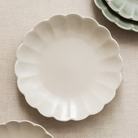 Assiette de table en céramique de grande taille, de style occidental vintage, simple, couleur unie, en forme de fleur, à volants, de grande valeur, vente en gros