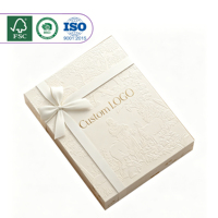 Boîte cadeau rigide à deux pièces avec couvercle gaufré personnalisé, ruban en satin et logo en feuille d'or pour les cadeaux de mariage, les cosmétiques, les bijoux