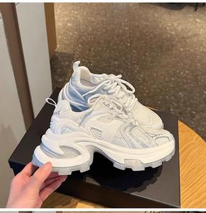 Chaussures décontractées tendance pour femme, style Dad Shoes, en maille légère argentée et blanche, à semelle épaisse, rehaussantes et amincissantes - Product Image 4