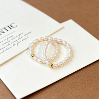 Damen Elastischer Ring mit Kleinen Reisperlen Natürliche Weiße Süßwasserperlen Kupfer-Vergoldete Zwischenperlen Trendiges Exquisites Schmuckstück für den Alltag