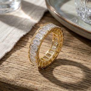 Anillo de Eternidad en Oro Amarillo con Moissanita Corte Esmeralda, Engaste en Canal, Estilo Geométrico de Lujo, Anillo de Boda Unisex - Product Image 4