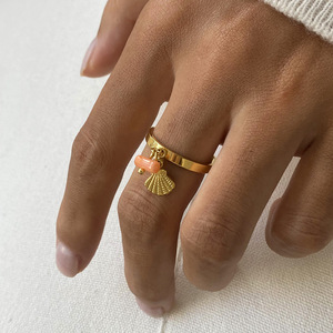 Anillo con Dije de Concha Dorada y Coral Rosa, Ajustable, Unisex, Regalo de Joyería - Product Image 3