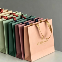 Sac à main en carton blanc résistant, capacité de 6 à 9 kg, logo imprimé personnalisé, design minimaliste élégant pour emballage cadeau de boutique