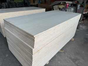 Contrachapado de buena calidad con núcleo de madera dura y chapa de abedul para construcción y muebles, superficie lisa sin delaminación, de fábrica en Vietnam. - Product Image 2